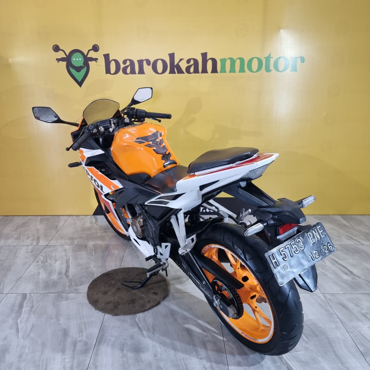 CBR150R-H5753BNE-foto_belakang.jpeg